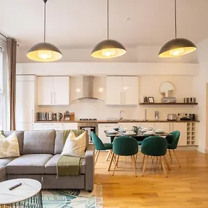 luxe-haven-3-bed-apartments-with-city-view-shoreditch.brighton-hotels-england.com/