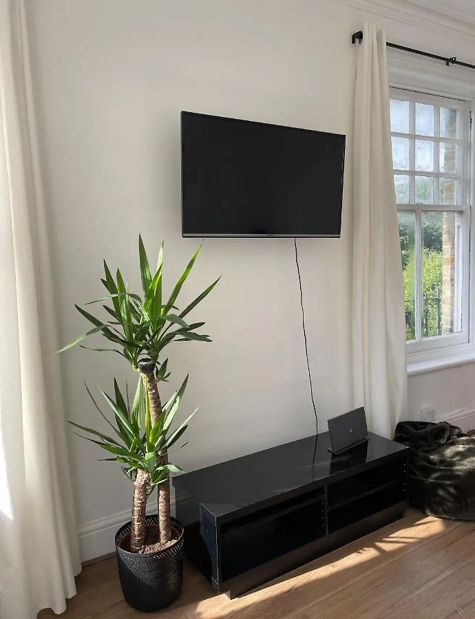 First Rate Apartment London