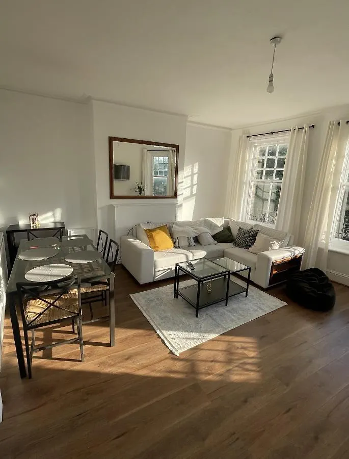 First Rate Apartment London